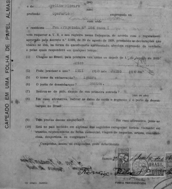 Ficha de imigração preenchida à mão